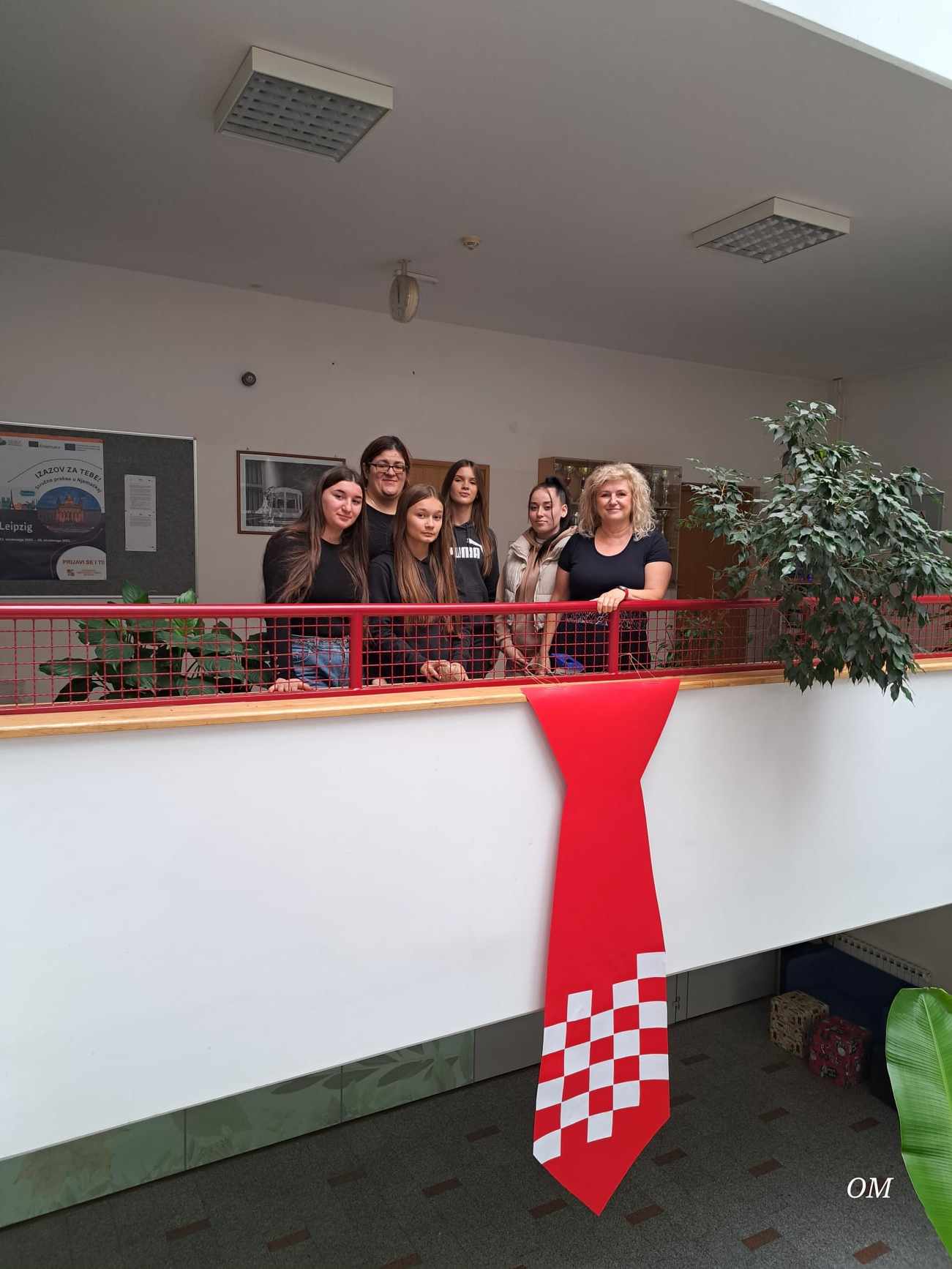 Komercijalna i trgovačka škola Bjelovar izradila kravatu u hodniku škole