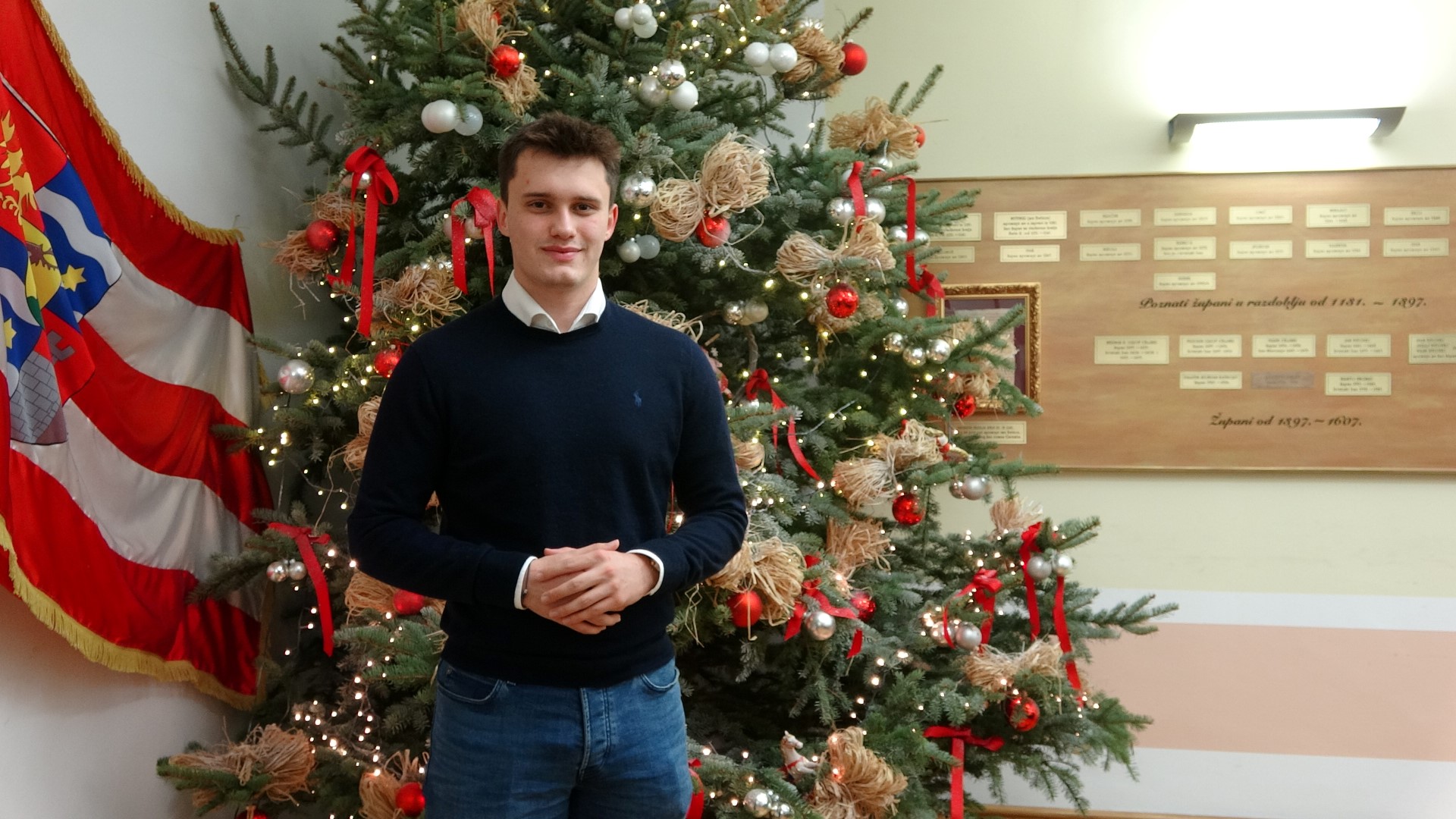 Luka Antončić nacionalno vijeće učenika, učenik koji stoji pred ukrašenim borom