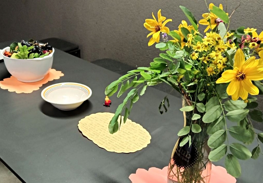 Pismo, voće i cvijeće na stolu