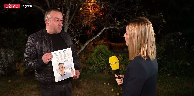 kadar iz vijesti na RTLu gdje gabrielov otac drži plakat s njegovom slikom