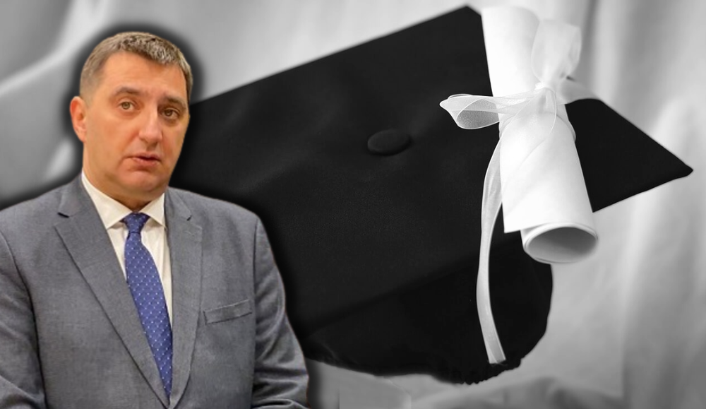 državni tajnik MZO-a Ivica Šušak i kapica diplomska s zarolanom diplomom