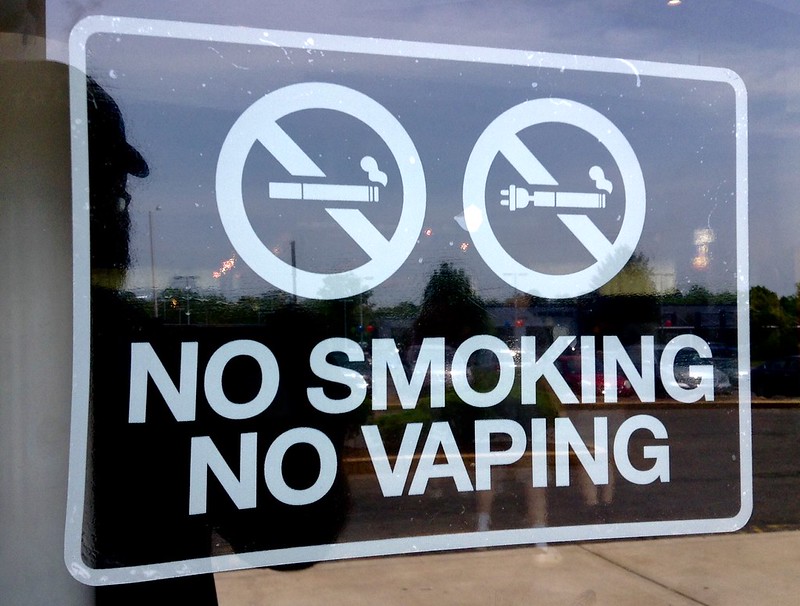 Znak na kojem piše nema pušenja i vejpanja