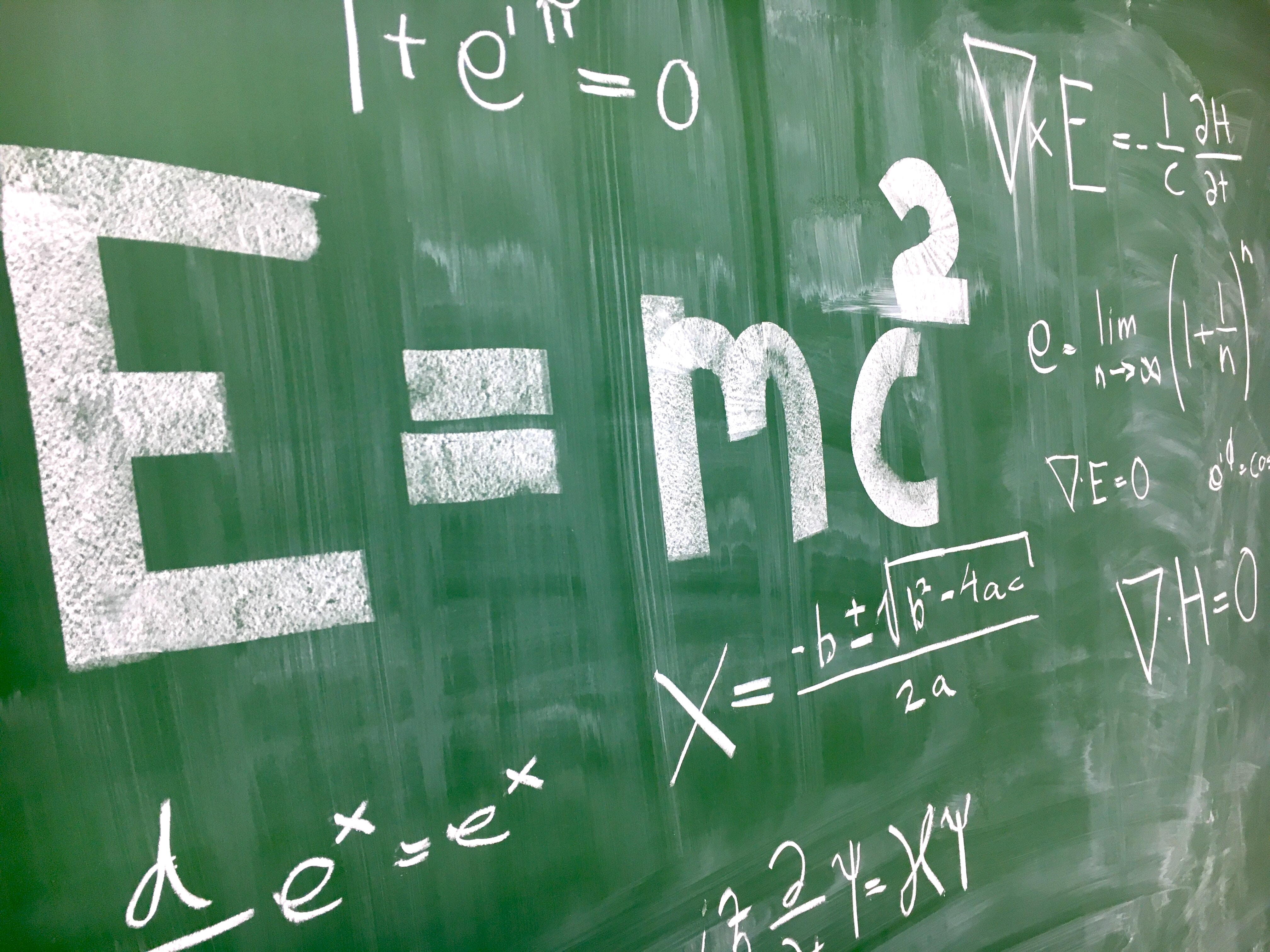 fizika i školska ploča s formulama