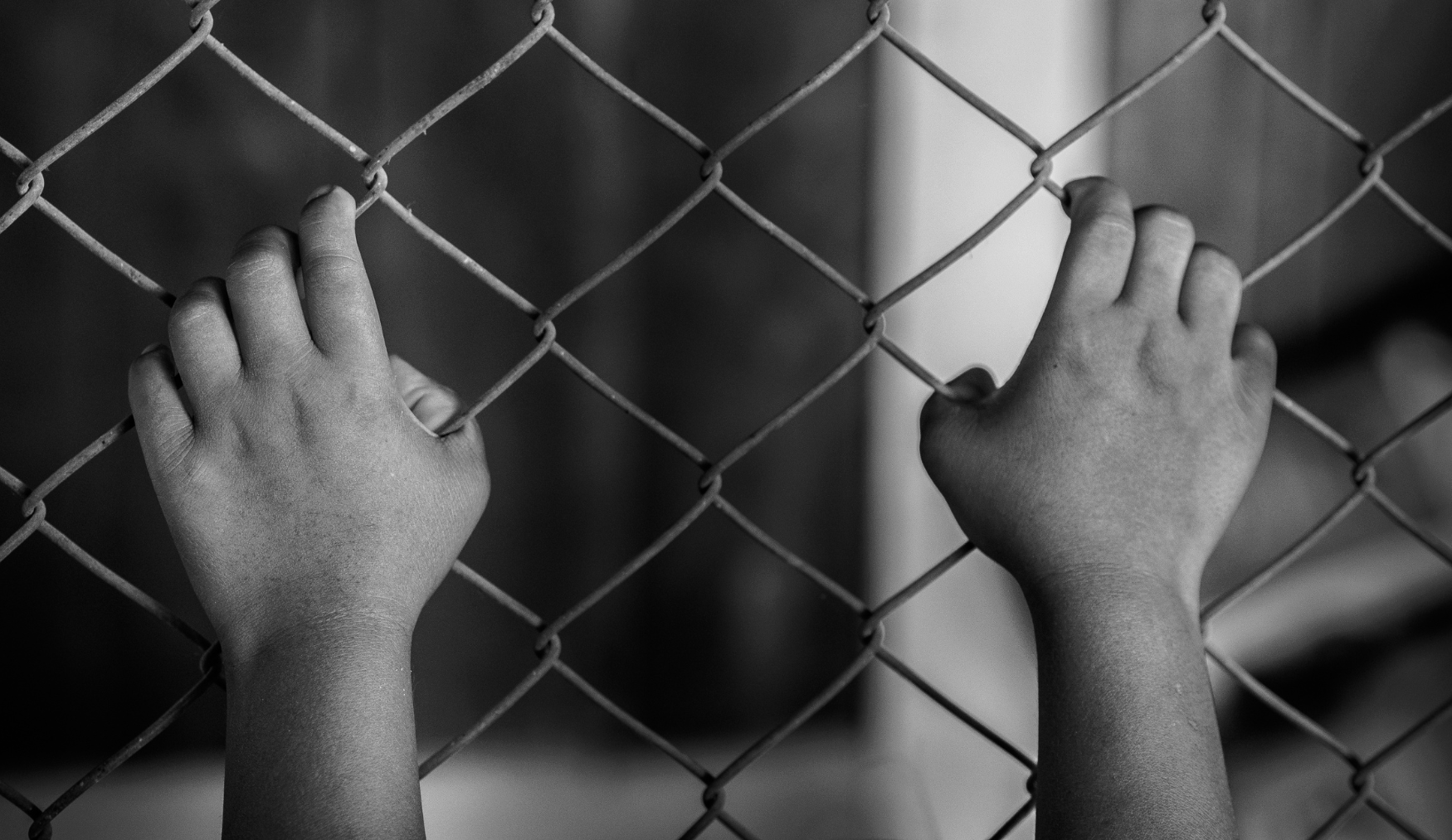 dječje ruke koje se drže za metalnu ogradu, nasilje