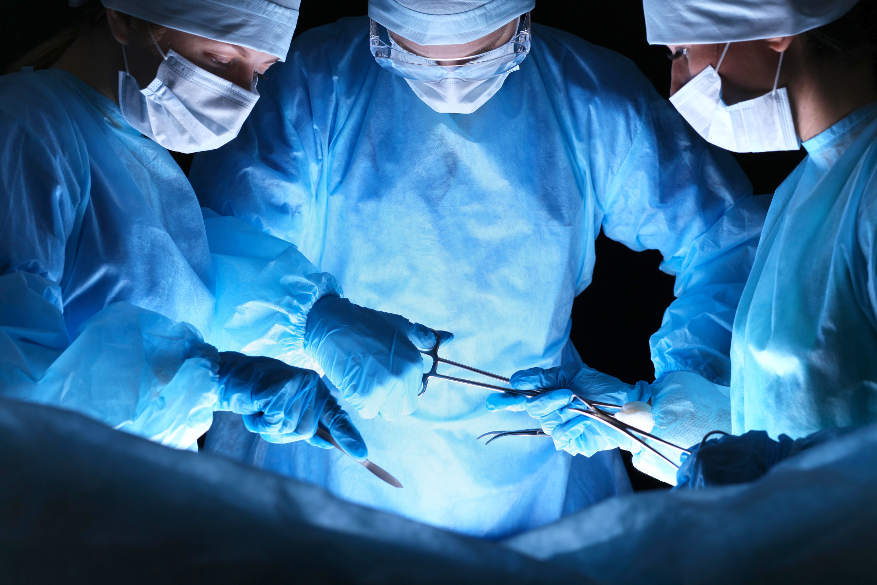 tri doktora ili kirurga koji provode operaciju