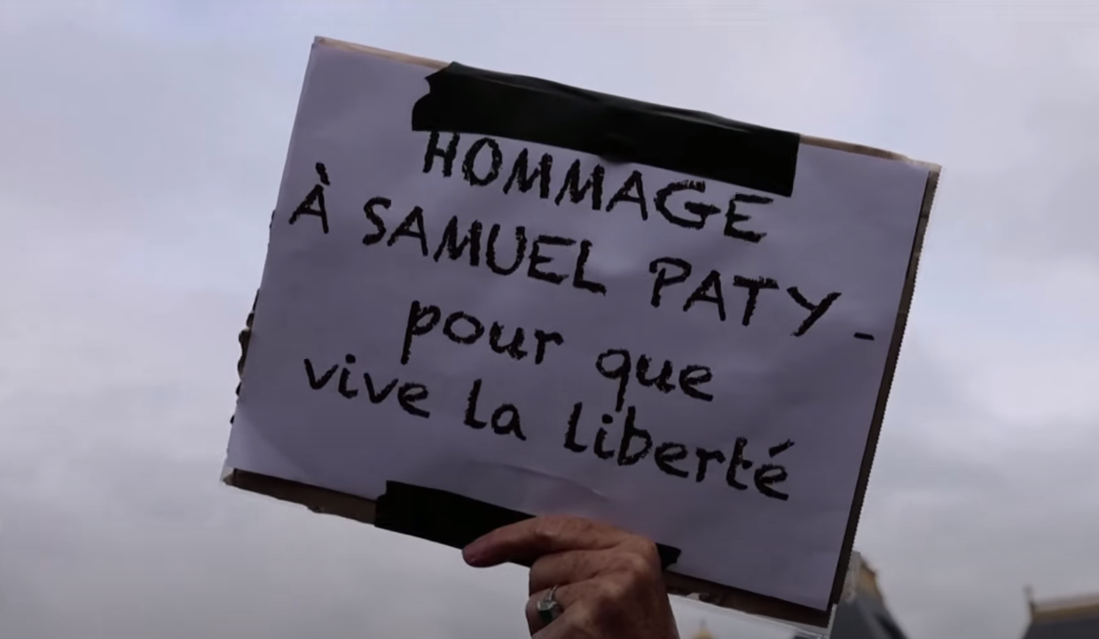 Natpis na prosvjedu za profesora Samuela Patyj