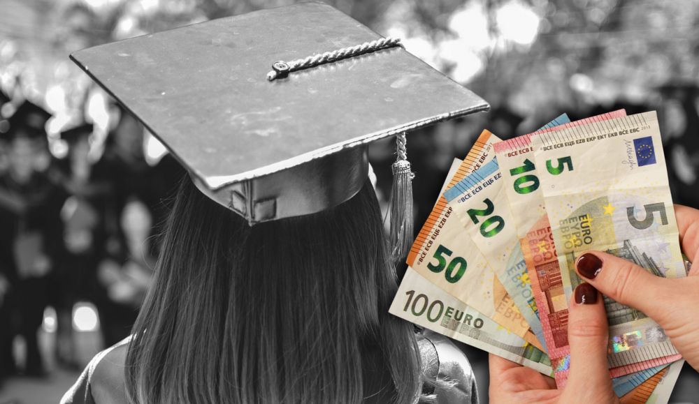 crno bijela fotografija studentice s kapicom za diplomu s leđa i u boji ruke koje drže novčanice uera