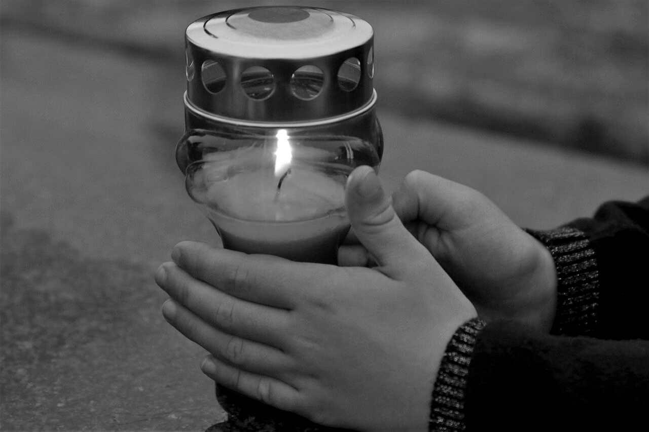 crno bijela fotografija lampiona koji netko drži rukama