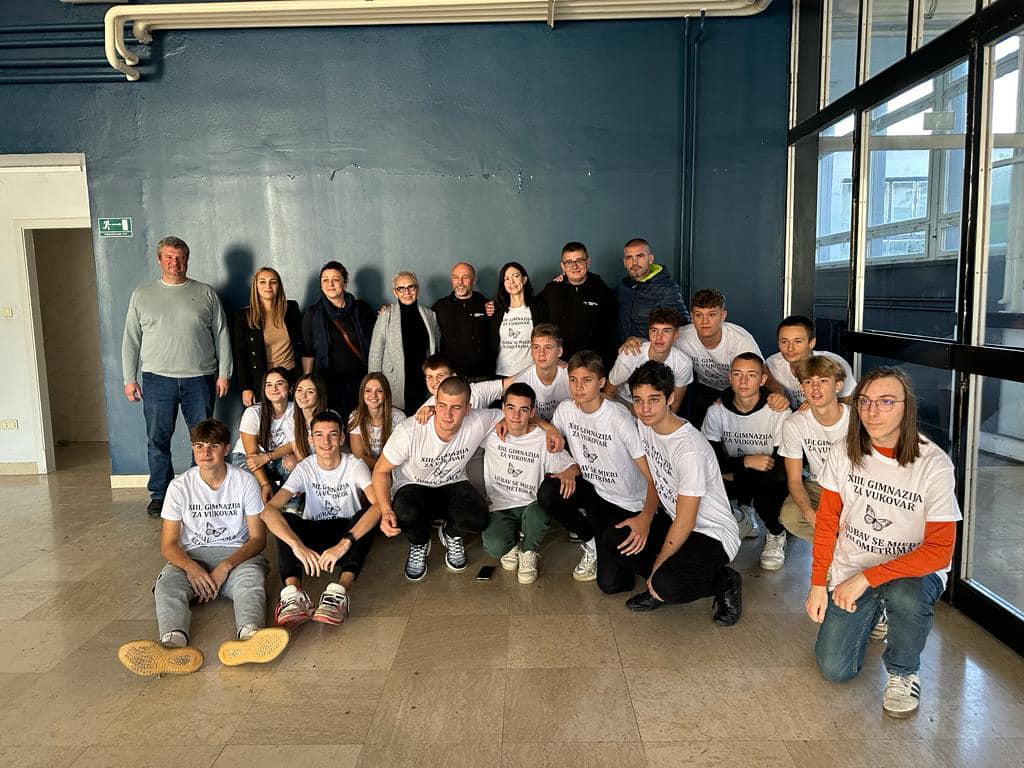 učenici 13. gimnazije organizirali su humanitarnu akciju i to za udrugu Vukovarski leptirići
