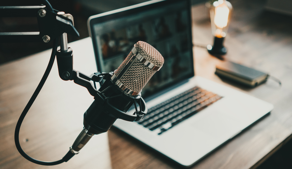 mikrofon i laptop, snimanje podcasta