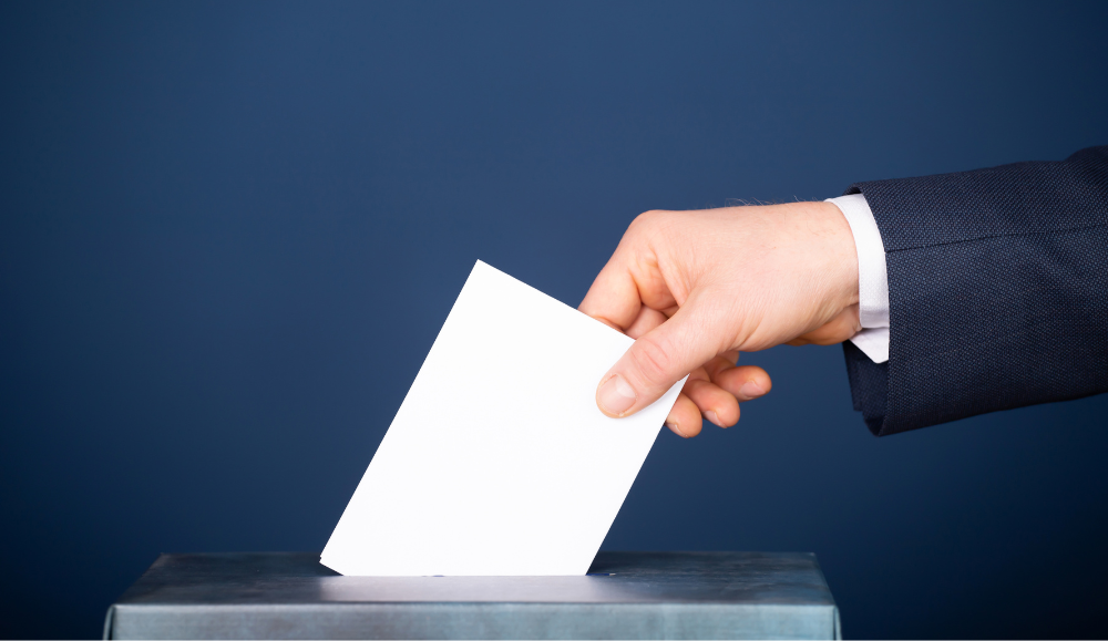 glasovanje, glasanje, čovjekova ruka koja ubacuje glasački listić