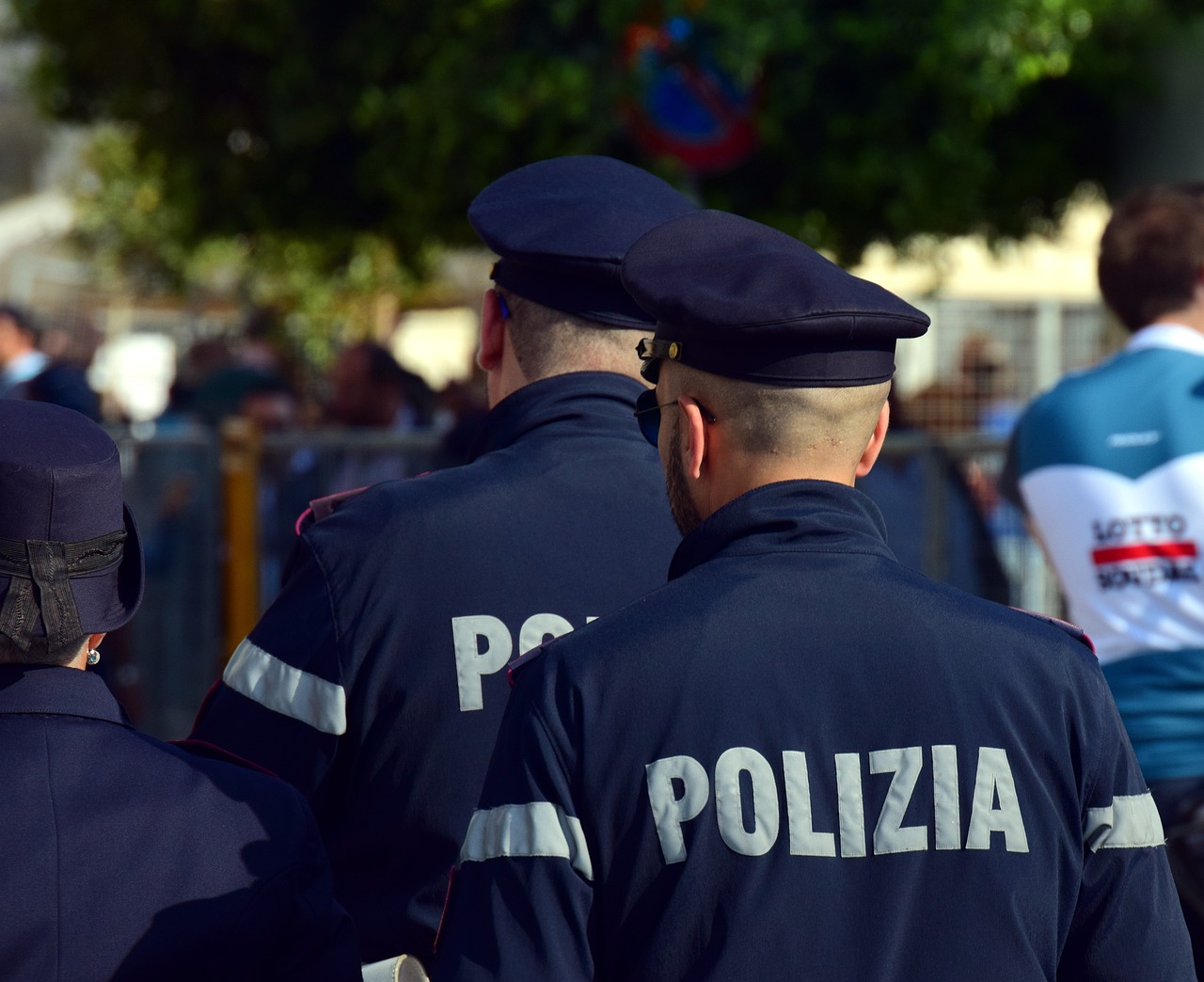 dva talijanska policajca u odorama, policija, policajci italija