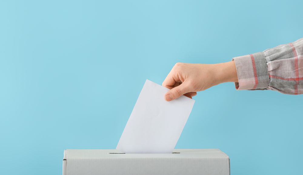 stavljanje listia u glasačku kutiju