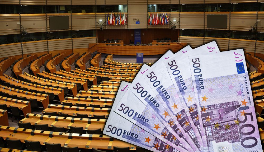 europski parlament iznutra u pozadini, naprijed novčanice od 500 eura