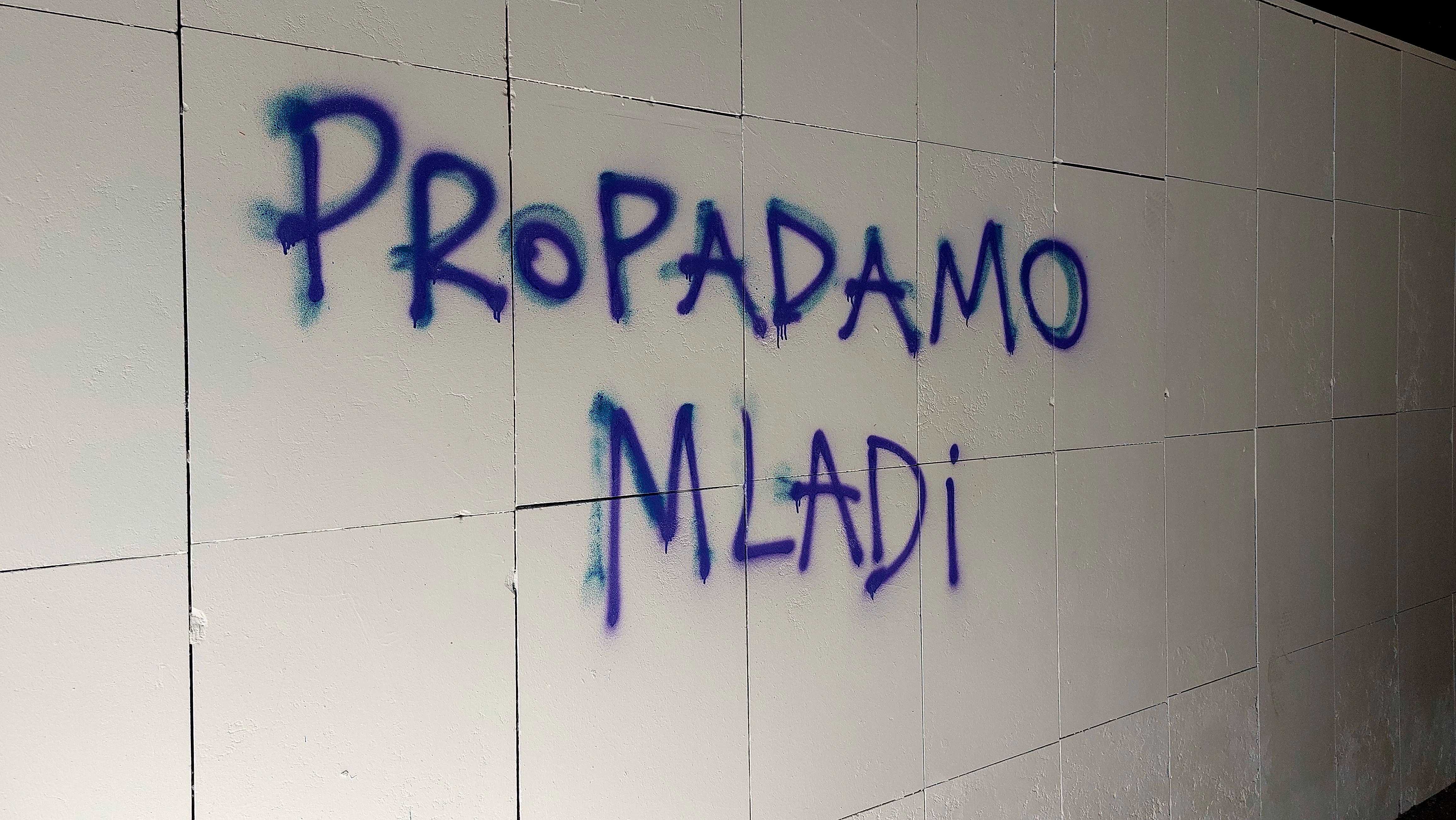 grafit na zidu na kojemu piše 'propadamo mladi'