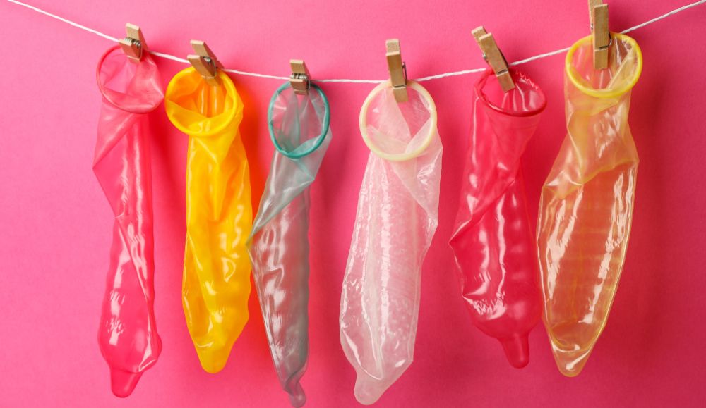 kondomi na štriku zakvačeni s kvačicama