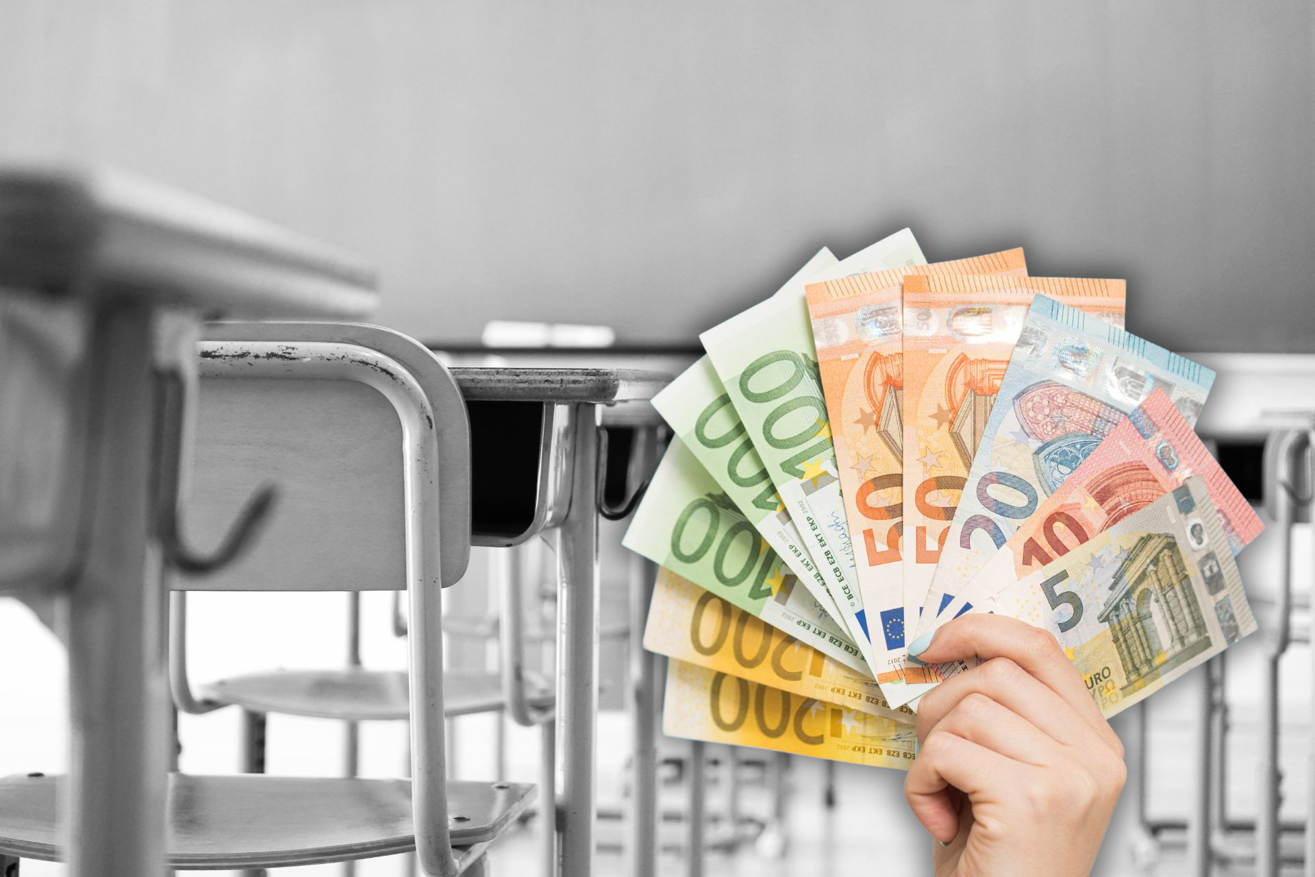 učionica u pozadini crno-bijela, naprijed ruka koja drži novčanice eura